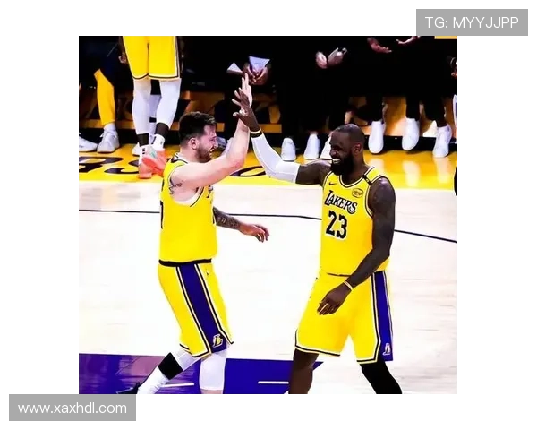 库里复出引爆全场勇士力克湖人詹姆斯空砍三双仍难阻失利